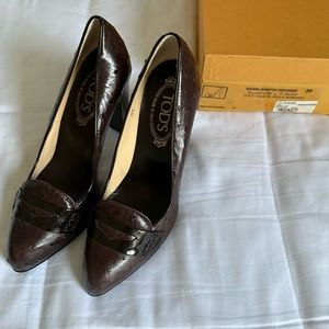 Tod’s Brown Ostrich and Patent Leather Pumps